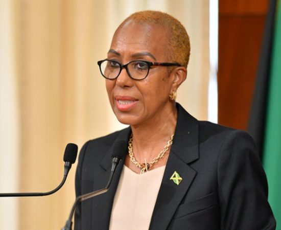 Education Ministry Encourages Students to Use e-Books